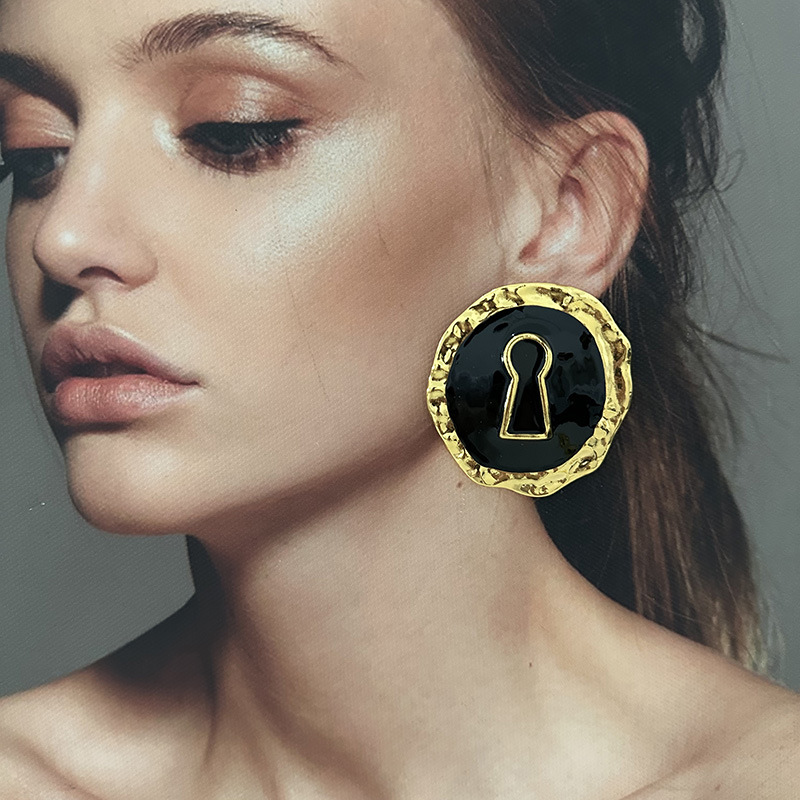 Exaggerated Black Enameled All - Vintage Collectible Accessories 评论和价格